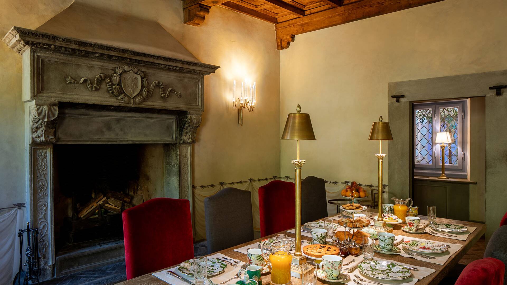 family dining room, breakfast setting